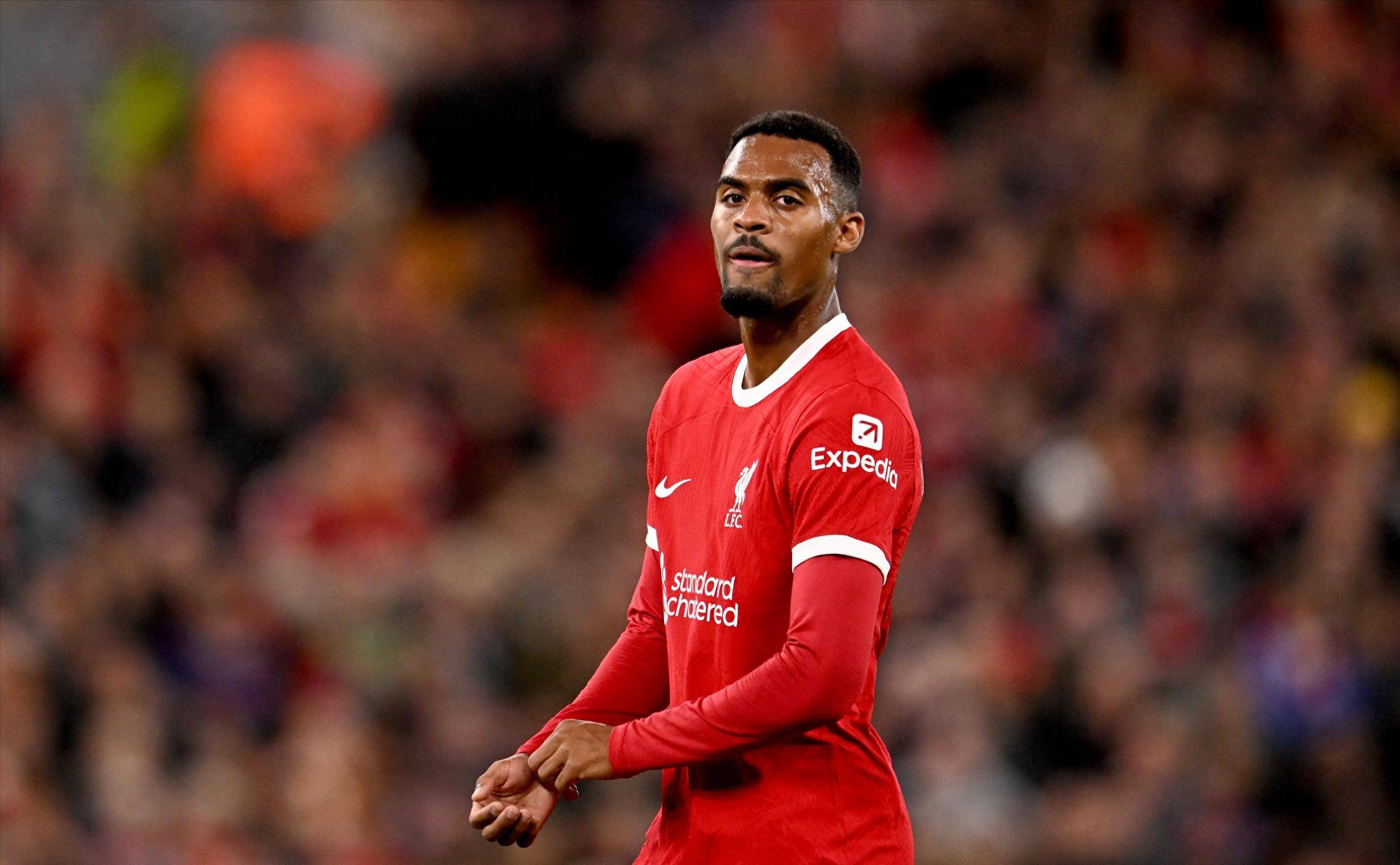 中超赛场争议判罚：VAR判罚引发讨论,（中超判罚风波：VAR介入引发热议）