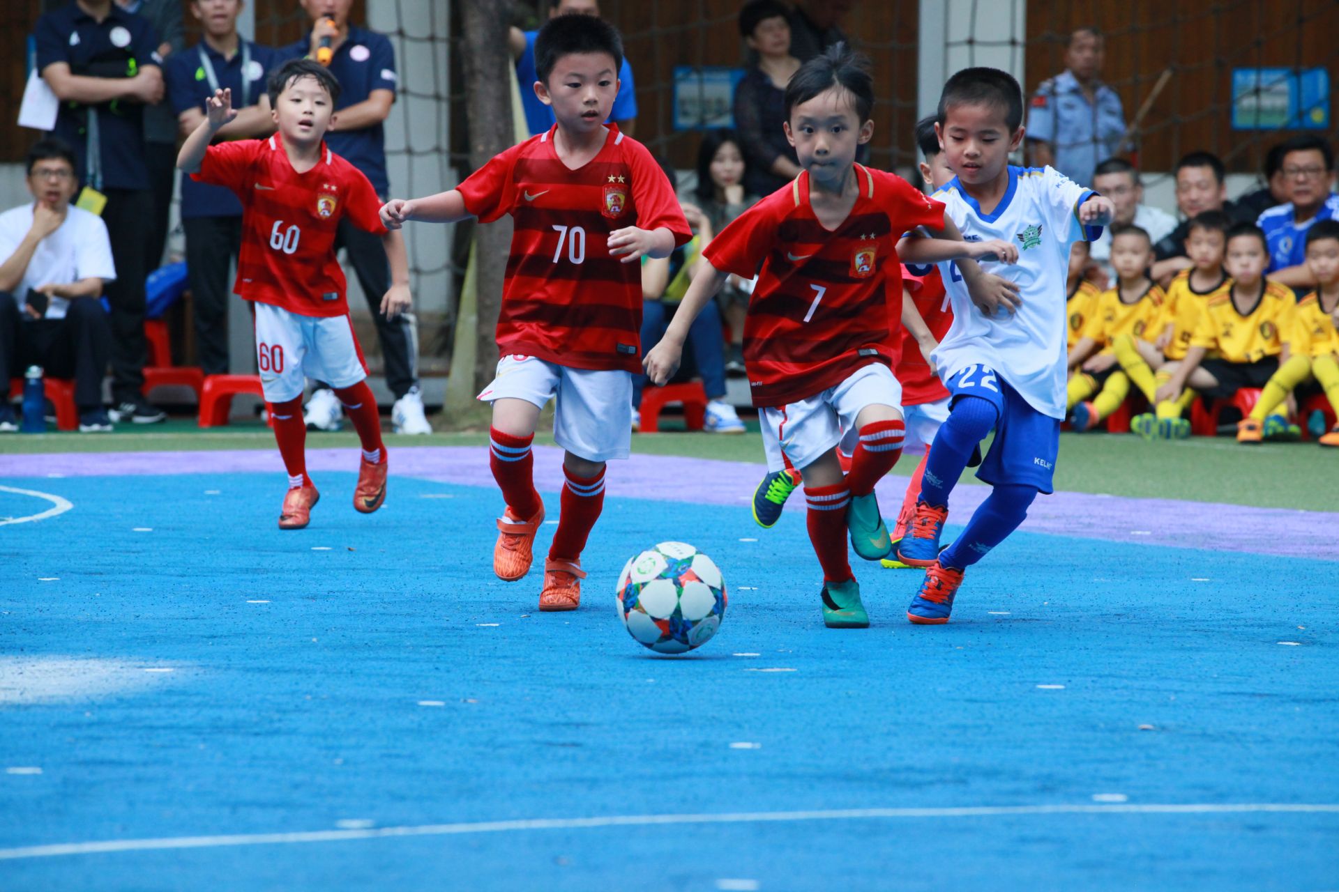 赫内斯：孔帕尼有两三个优点，他只谈论足球不给记者提供素材（赫内斯：孔帕尼有两三个长处，只聊足球，不给记者留下素材）