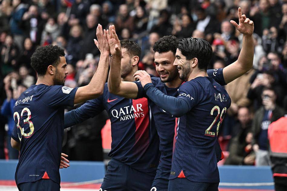 温家宝：球迷的呐喊让我们充满动力，场下我也会跟着他们唱歌（温家宝：球迷的助威是我们的动力，场下我也会跟着一起唱）