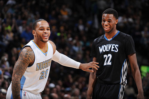 湖人vs猛龙首发：里夫斯搭档詹皇PK英格拉姆&巴恩斯（湖人战猛龙首发：詹皇联手里夫斯，对阵英格拉姆与巴恩斯）