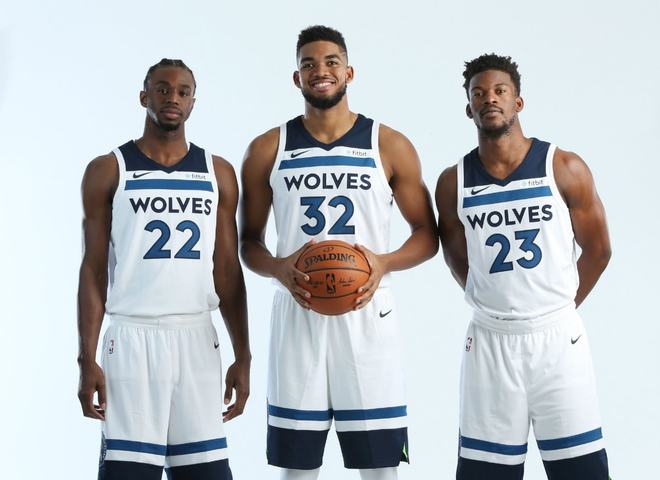 中场一脚直塞把后防撕开了（中场一记直传洞穿防线）