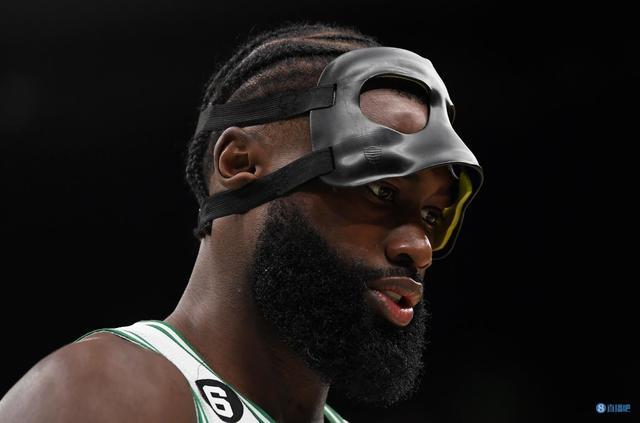 北伦敦德比还能上吗？加布里埃尔在比赛中疑似腹股沟受伤被替换下场（北伦敦德比成疑：加布里埃尔疑似腹股沟受伤提前退场）