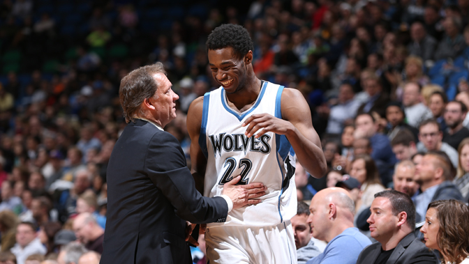 湖人浓眉哥篮下统治球队获胜（浓眉制霸内线，助湖人取胜）